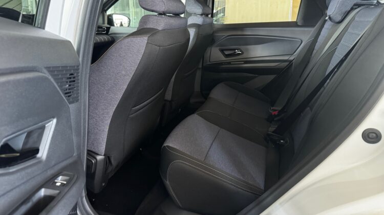 Biela R5 zad sedadla